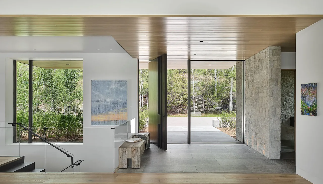 401 Carroll Dr. foyer