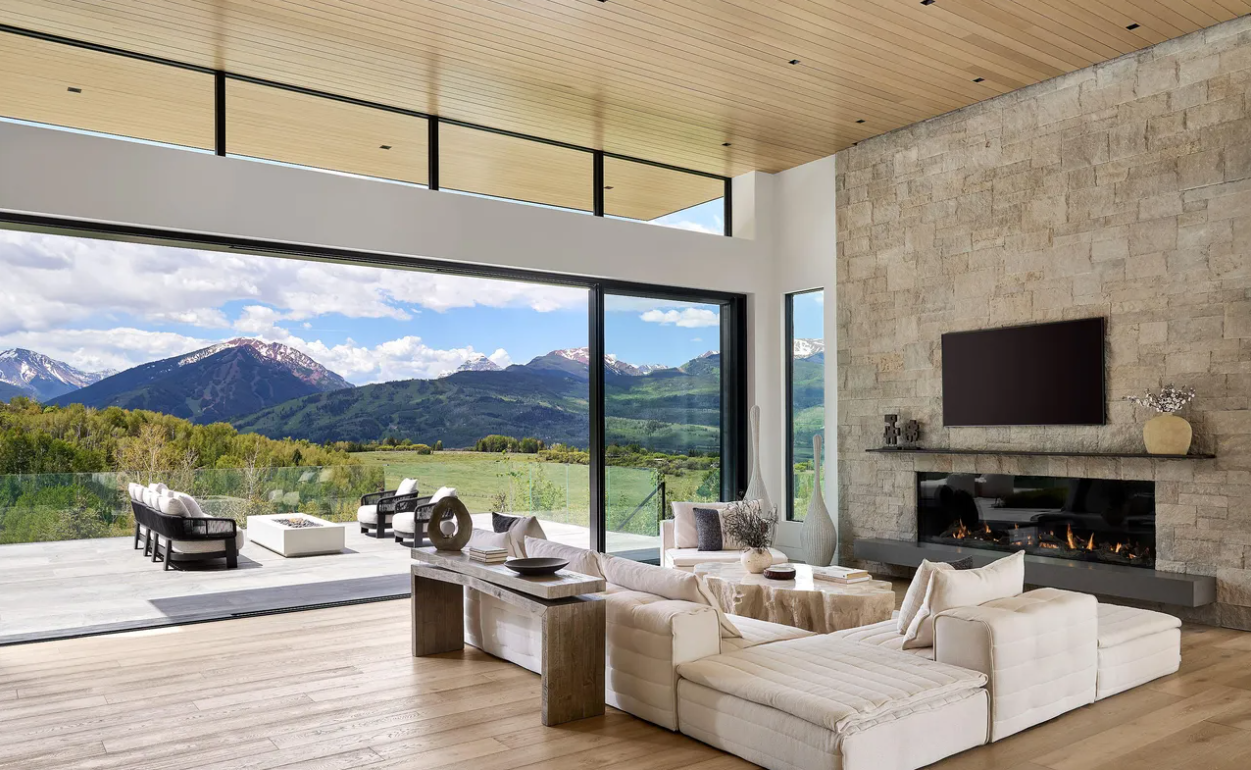 401 Carroll Dr. living room
